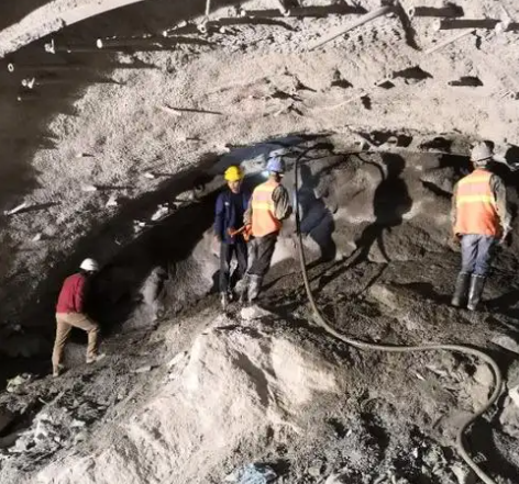 湘东拱顶带模注浆料的施工流程及注意事项